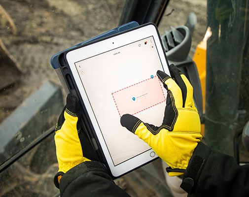 Fleet manager uses the mobile app to set a up geofencing perimeter for asset tracking